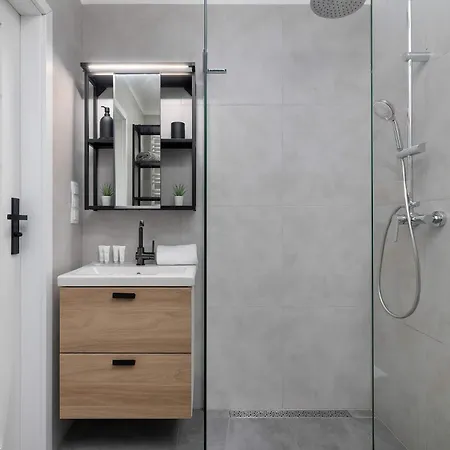 Functional With Parking In Cracow By Renters Apartmán
